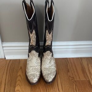 Women's Two-Tone Embossed Western Boots - Cream & Black